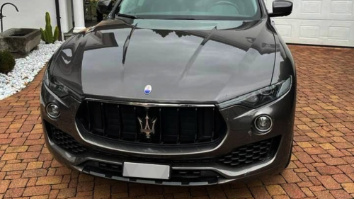 430 Lóerős Maserati Levante S gyönyörűség bérlése 1