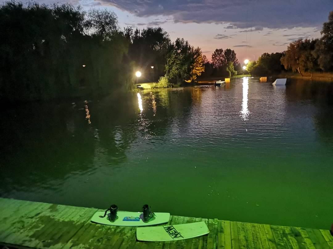 Wakeboard különlegesség - 3 órás Éjszakai csúszás ajándékba