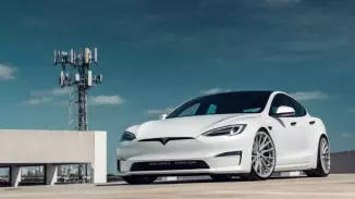 1020 Lóerős Tesla Model S Plaid élményvezetés a Kakucs Ringen