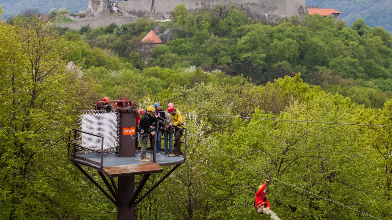 Kettesben Canopy csúszás a fák felett Visegrádon fő kép