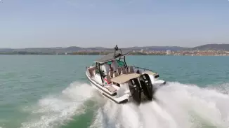 Lánybúcsú a Balaton leggyorsabb exclusive motorosjachtján