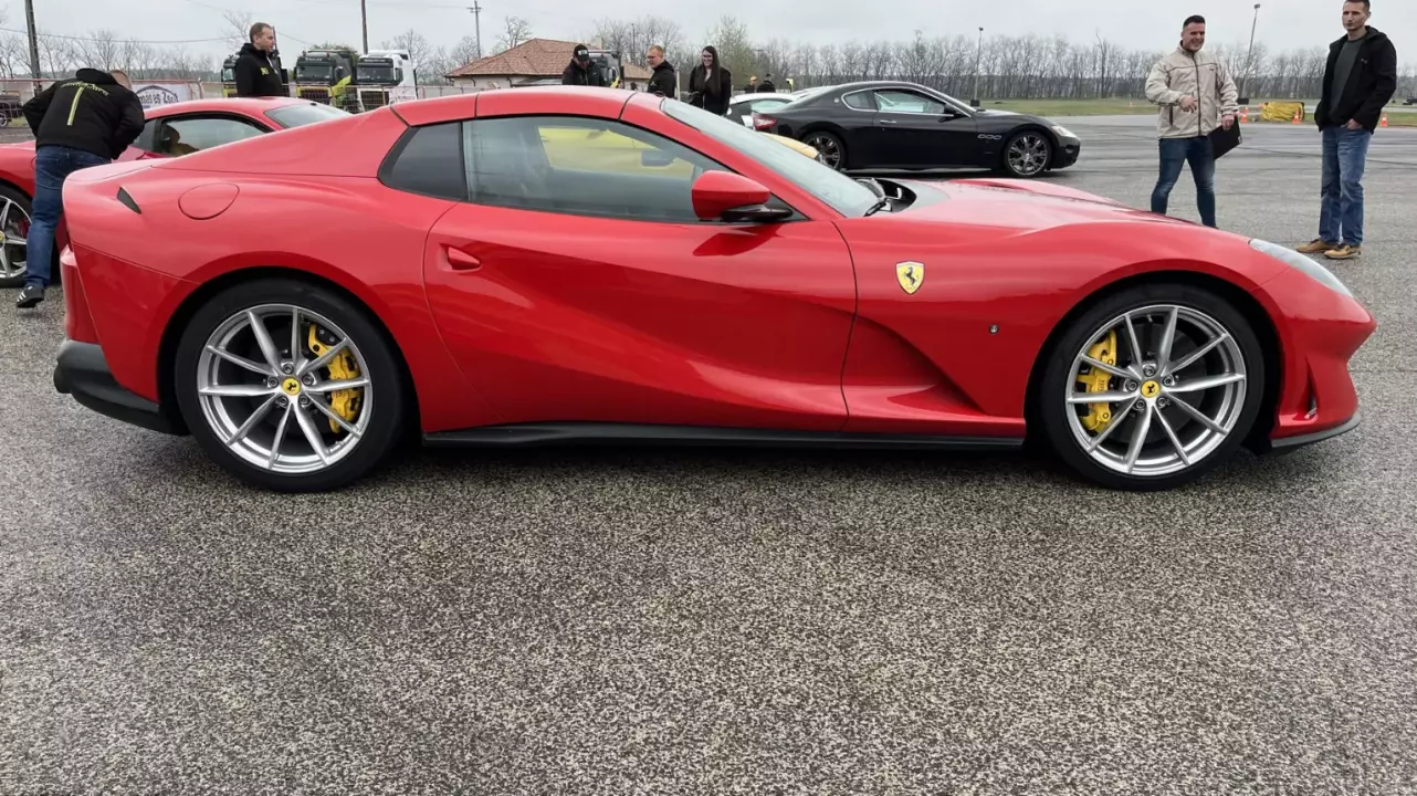 Ferrari 812 Superfast élményautózás gyerekeknek a Kakucs Ringen fő kép