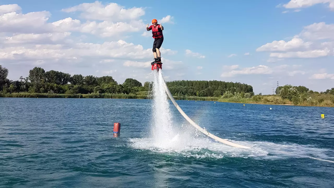 Flyboard élmény tengerkék tavon Budapest szélén fő kép