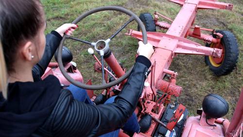 RS 09 GT124 fűnyíró traktorral csapatás felnőtteknek 4