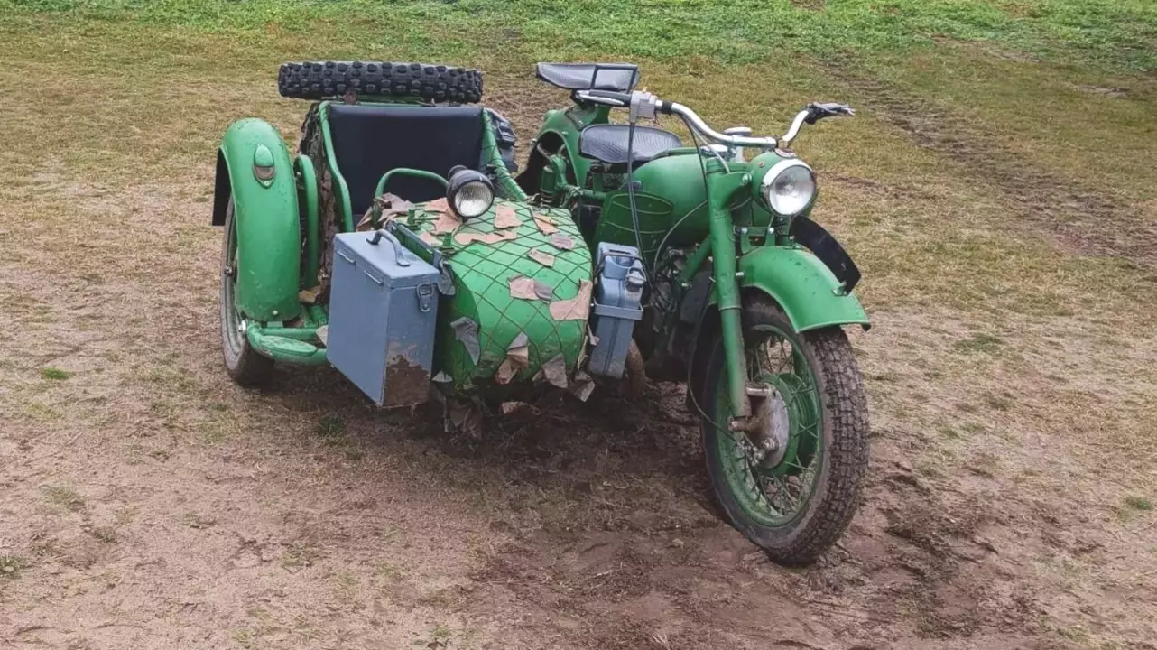 Harci motort Apa vezeti gyerkőc az oldalkocsiban utazik fő kép