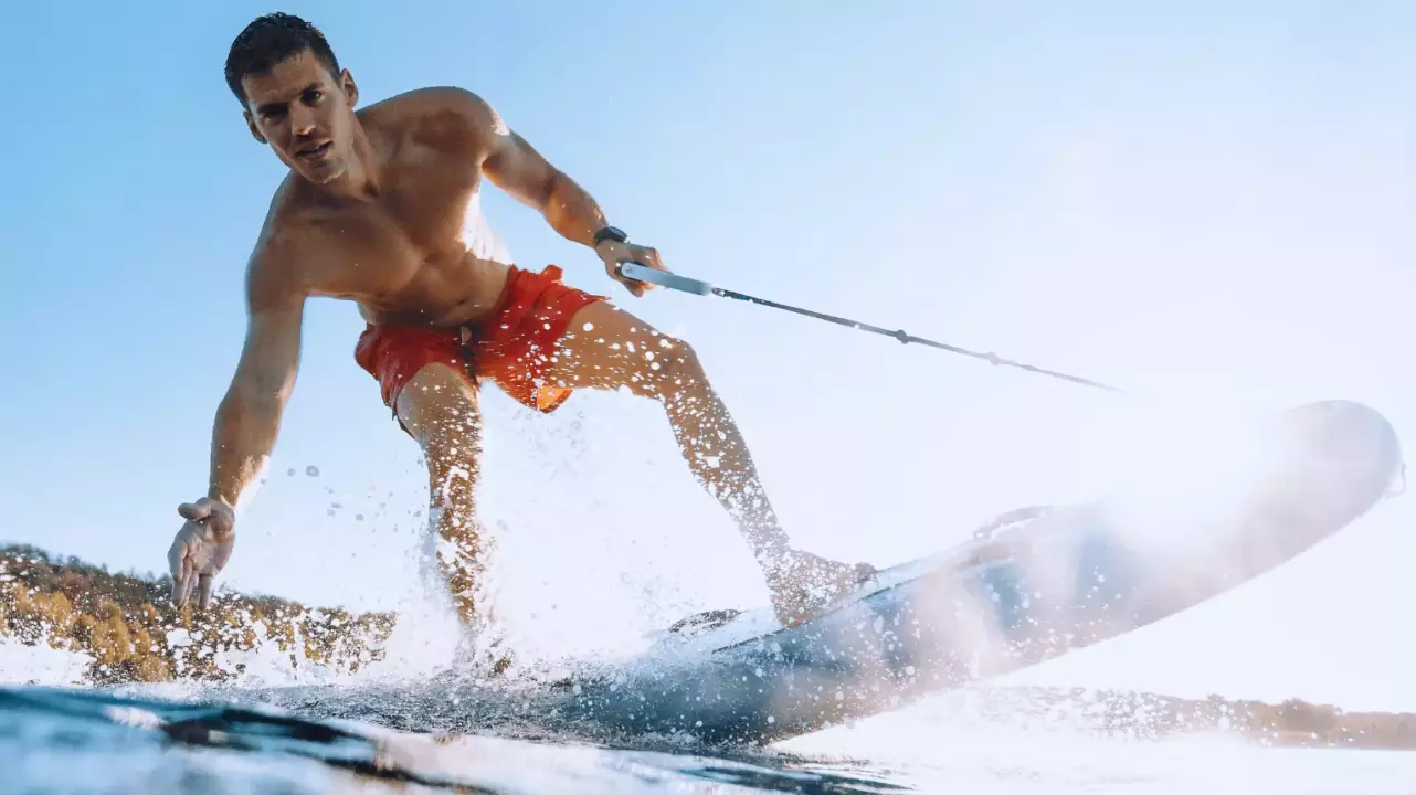 Balatoni hullámok újratöltve! – Jetsurf élmény Balatonkenesén fő kép