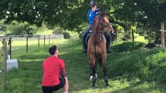 Lovas lánykérés a Dunakanyarban, a Dunaparton lovagolva