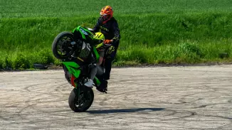 Tanulj meg egykerekezni egy Kawasaki motorral!