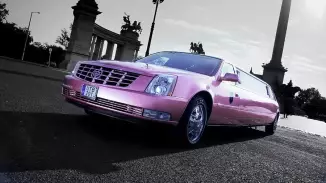 Pink Cadillac limuzin