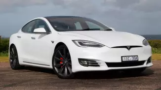 Béreljetek egy Tesla S P100D Raven-t!