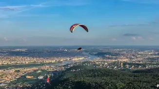 Siklóernyős tandemrepülés Budapesten a Hármashatár-hegyen