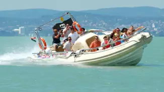 Adrenalin túra a Balatonon - 320 lóerős motorcsónakkal