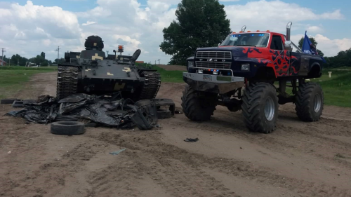 Két szörny! Monster Truck és Tank vezetési csomag 2