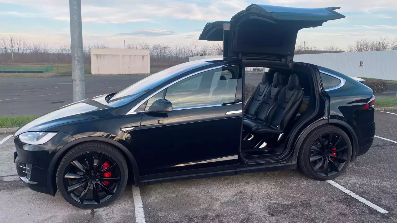 Tesla X vezetés / Ez nagyon Állat csomag fő kép