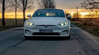 Gyorsulás 1020 Lóerős Tesla Plaiddel a Kakucs Ringen