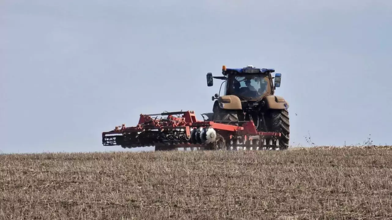 Traktor élményvezetés szántóföldi körülmények között! Tatán fő kép