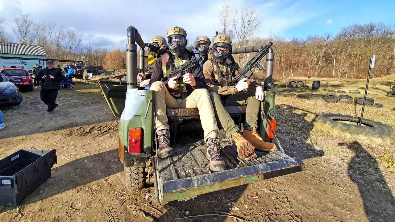 Paintball UAZ katonai terepjáróról menet közben vagányoknak fő kép