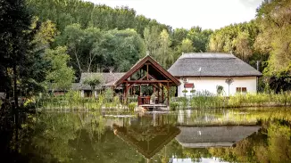 Erdőszéli kuckóban, tóparton kettesben Cserkeszőlőn 2 éjszaka